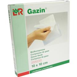 Eine Hand hält eine sterile Mullkompresse aus einer Verpackung.
