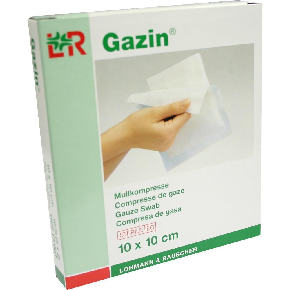 Eine Hand hält eine sterile Mullkompresse aus einer Verpackung.